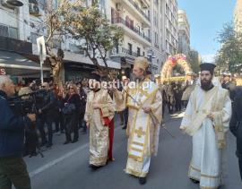 Θεσσαλονίκη: Σε κλίμα κατάνυξης η πρώτη περιφορά Επιταφίου στον Ι.Ν. Αγίου Μηνά (BINTEO)