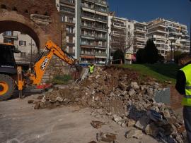 ΒΙΝΤΕΟ-Γκρεμίστηκε το «τείχος της μουντζούρας» δίπλα από την Καμάρα στη Θεσσαλονίκη