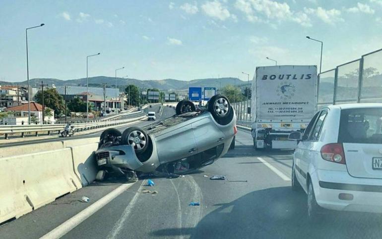 Θεσσαλονίκη: Σύγκρουση δύο οχήματων στον περιφερειακό
