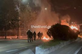 Θεσσαλονίκη: Κουκουλοφόροι έστησαν οδοφράγματα και άναψαν φωτιές (VIDEO)