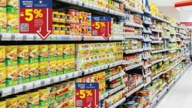 Στα ράφια των σούπερ μάρκετ η μάχη για τις μειώσεις τιμών στα προϊόντα