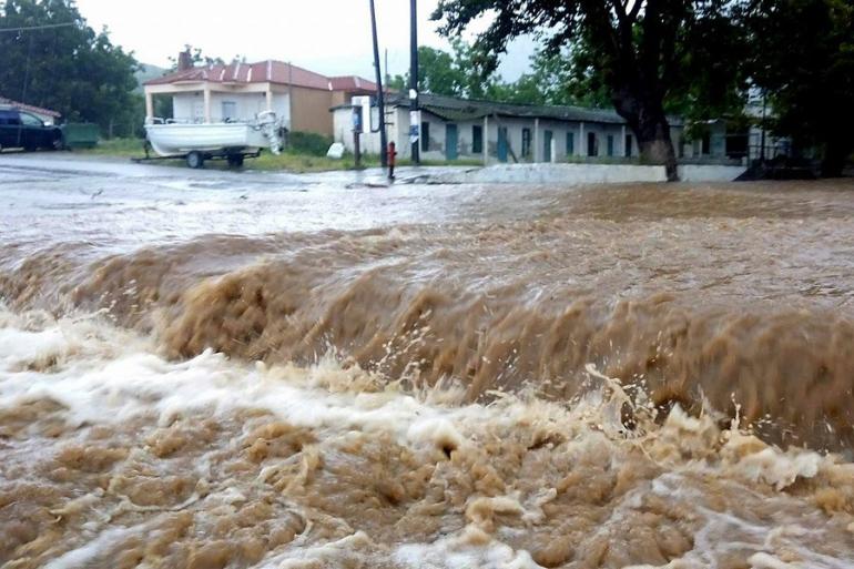 Ημαθία: Υπερχείλισε ο ποταμός Τριπόταμος – Πού έχει διακοπεί η κυκλοφορία