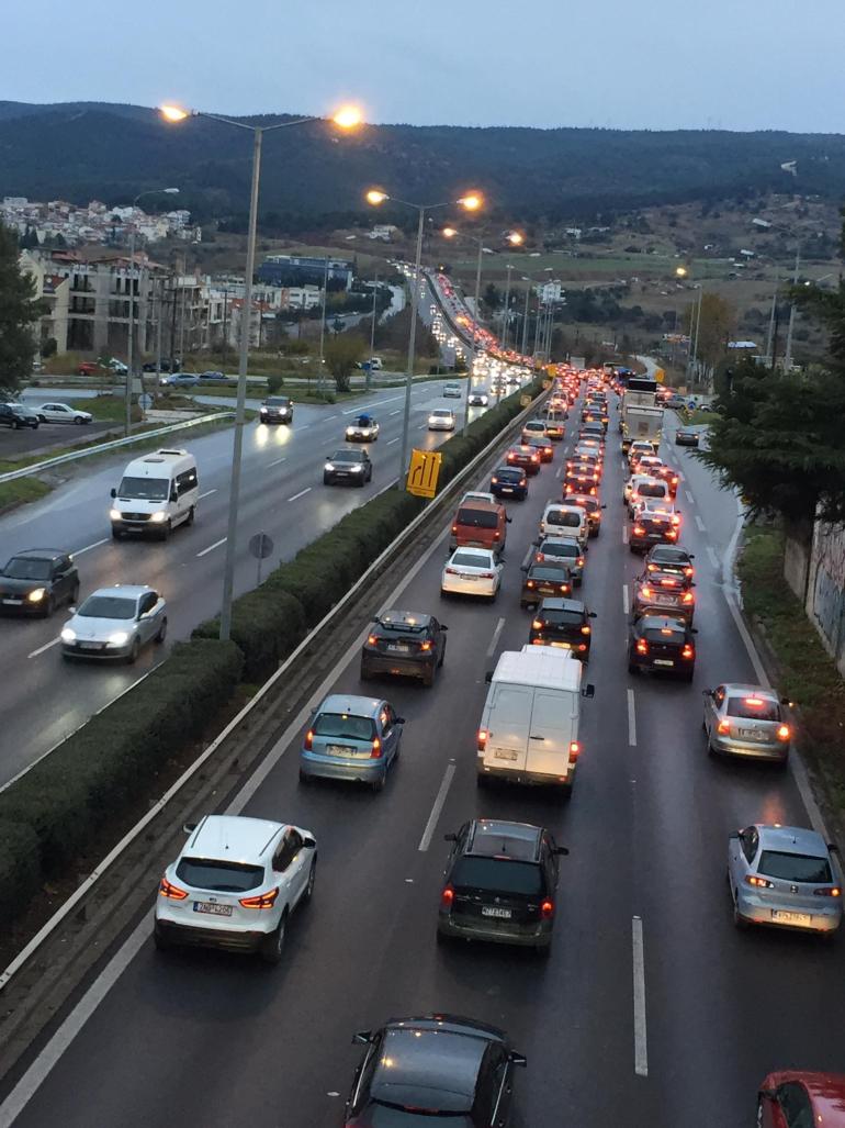 Θεσσαλονίκη: Μεγάλο μποτιλιάρισμα στην περιφερειακή - Προβλήματα και σε κεντρικούς δρόμους της πόλης