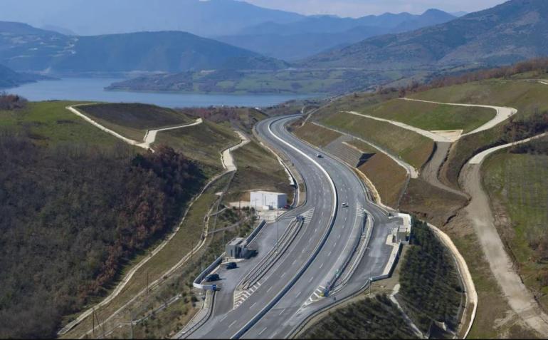 Την Πέμπτη εγκαινιάζεται το βόρειο τμήμα του αυτοκινητόδρομου Ε65 παρουσία Μητσοτάκη