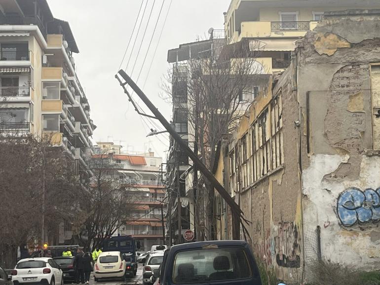 Χωρίς ρεύμα περιοχές των δήμων Θερμαϊκού και Θέρμης - Έσπασε κολόνα στη Χαριλάου (ΦΩΤΟ)