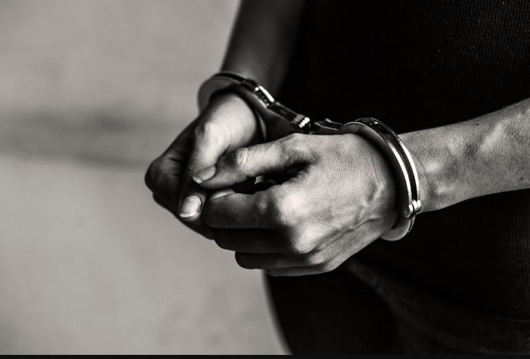 Οικογενειακός καβγάς χωρίς τέλος στην Καλαμπάκα: Τον συνέλαβαν, αφέθηκε ελεύθερος, μήνυσε πεθερά και κουνιάδα και… συνελήφθη ξανά