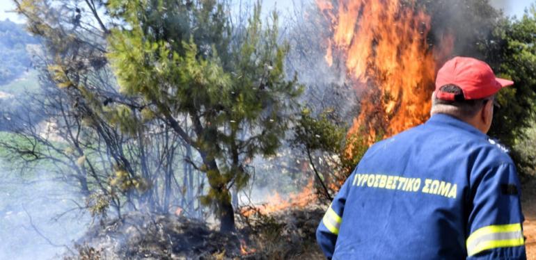 Αντιπυρική περίοδος 2026: Οι 4 βασικές απαγορεύσεις και οι προειδοποιήσεις της Πυροσβεστικής για τον κίνδυνο πυρκαγιών