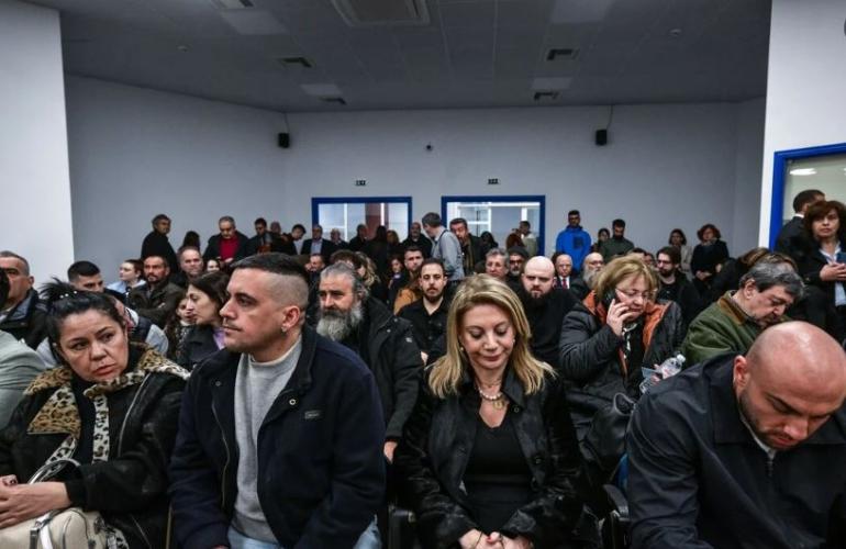 Λάρισα: Έγραψαν τα ονόματα των νεκρών των Τεμπών έξω από το κτίριο της δίκης – ΦΩΤΟ