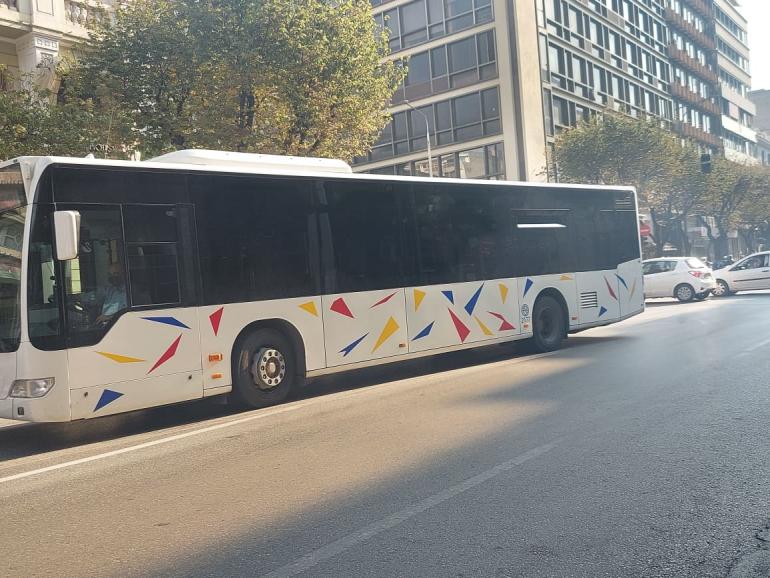Θεσσαλονίκη: Κρεμάστηκαν πίσω από λεωφορείο ΟΑΣΘ ενώ αυτό βρισκόταν εν κινήσει (ΦΩΤΟ)