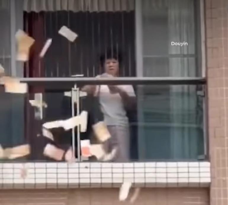 Κίνα: Γυναίκα πέταξε περίπου 160.000 δολάρια από το μπαλκόνι μετά από τσακωμό με τον σύζυγό της