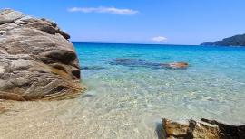 «Ξαπλώστρες τέλος» στη Βουρβουρού - Ακυρώθηκε η δημοπρασία της Φάβας