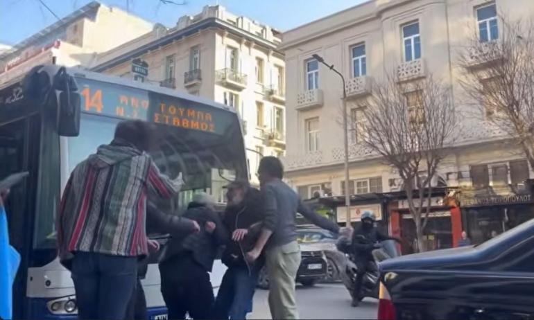 Θεσσαλονίκη: Οριστικά εκτός ΟΑΣΘ ο οδηγός που κατέβηκε από το λεωφορείο και έδειρε άλλον οδηγό