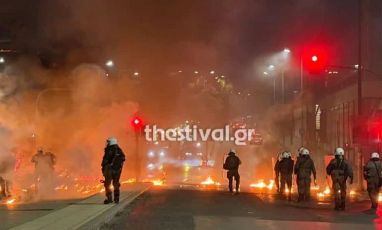 Επίθεση με μολότοφ σε ΜΑΤ τα ξημερώματα στο κέντρο της Θεσσαλονίκης (VIDEO)