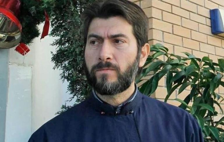 Ανδρέας Καραγιάννης: “Τα ορφανά πορεύονται και οι χήρες κονομιόνται στην πλάτη του πατέρα Αντώνιου”