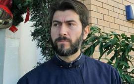 Ανδρέας Καραγιάννης: “Τα ορφανά πορεύονται και οι χήρες κονομιόνται στην πλάτη του πατέρα Αντώνιου”