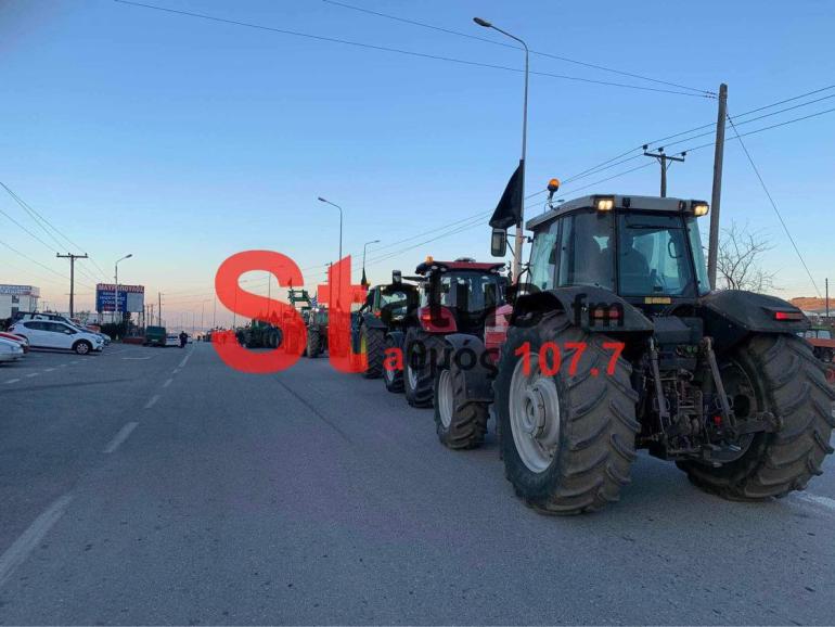 Αγρότες με τα τρακτέρ τους απέκλεισαν για μισή ώρα, το Δερβένι, τα Μάλγαρα και την Χαλκηδόνα-Αύριο κλείνουν την Θεσσαλονίκης-Μουδανιών και οι αγρότες της Χαλκιδικής