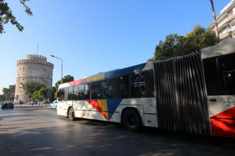 Θεσσαλονίκη: Γλυπτό 2,75 μέτρων «Γυναίκα σε λεωφορείο» στην Αριστοτέλους (ΦΩΤΟ)