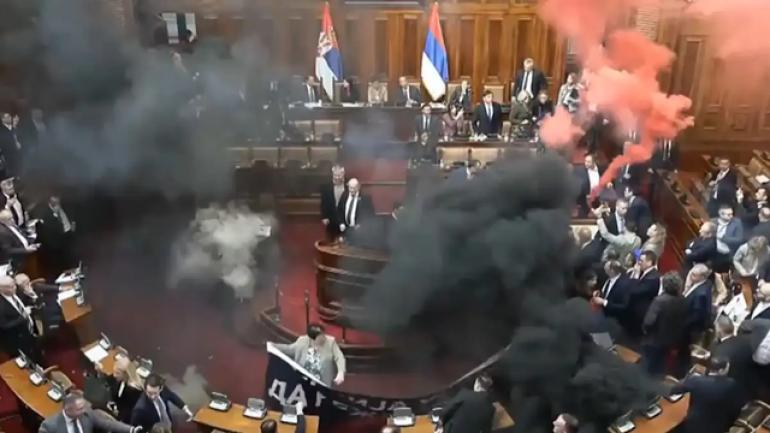 ΒΙΝΤΕΟ-Χάος στη Βουλή της Σερβίας: Βουλευτές της αντιπολίτευσης άναψαν καπνογόνα – Με εγκεφαλικό μία βουλευτής