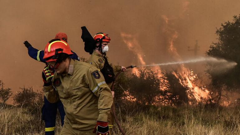 Φωτιά σε χώρο ανακύκλωσης στον Ασπρόπυργο, δείτε βίντεο