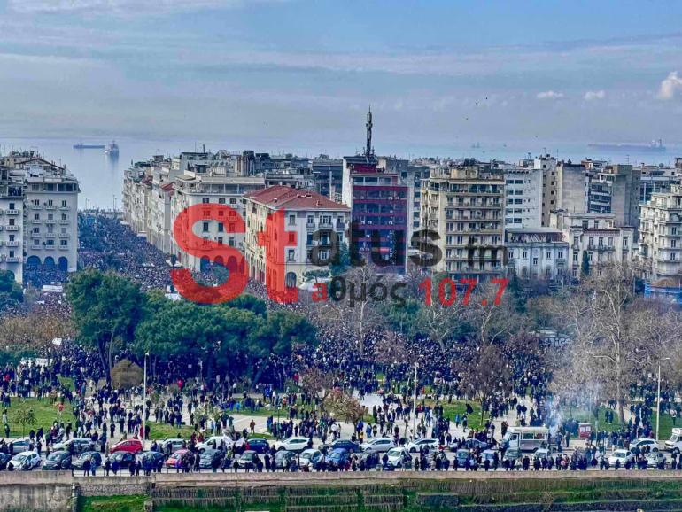 ΣΥΜΒΑΙΝΕΙ ΤΩΡΑ - Συγκέντρωση από φοιτητές για τα Τέμπη στο άγαλμα Βενιζέλου