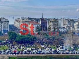 ΣΥΜΒΑΙΝΕΙ ΤΩΡΑ - Συγκέντρωση από φοιτητές για τα Τέμπη στο άγαλμα Βενιζέλου