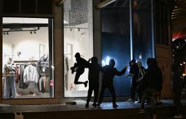Κάτοικος Παρισιού: Λεηλατούν μαγαζιά ανθρώπων της ίδιας κοινωνικής τάξης – Δεν είχε μεγάλο αντίκτυπο η απαγόρευση κυκλοφορίας