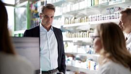 ΒΙΝΤΕΟ-Μητσοτάκης: Πήρε self test για τον καρκίνο του παχέος εντέρου σε φαρμακείο της Αθήνας