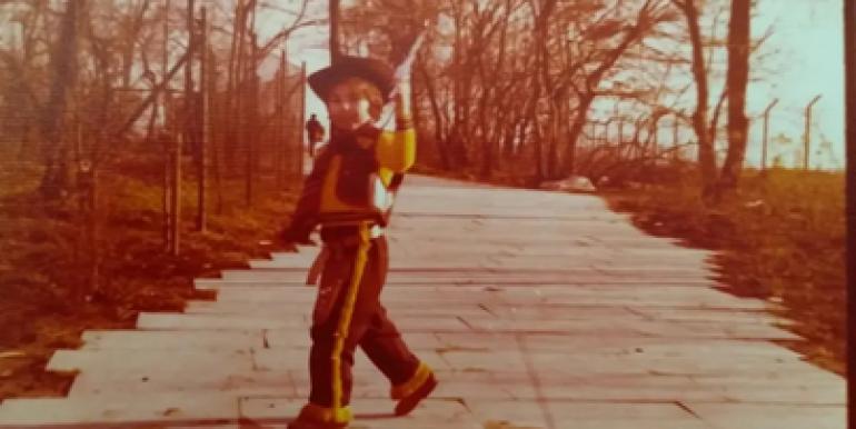 Ο Αντώνης Ρέμος στην Bild: Θυμάται τα παιδικά του χρόνια στη Γερμανία -Ντυμένος Λούκυ Λουκ σε ηλικία 5 ετών