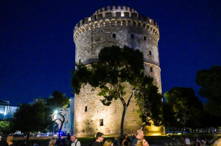 Θεσσαλονίκη: Σήμερα τα αποκαλυπτήρια του νέου φωτισμού του Λευκού Πύργου, παρουσία Μητσοτάκη – Τασούλα