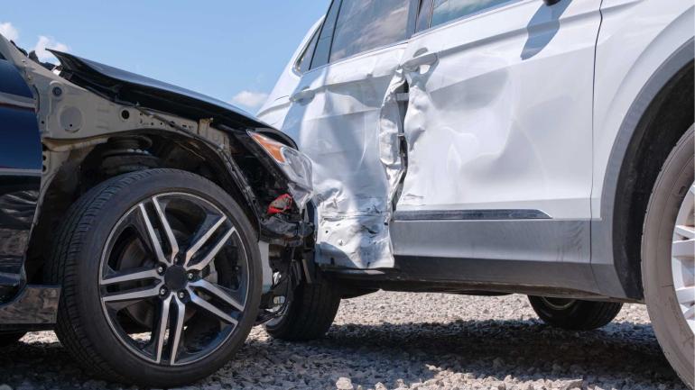 Θεσσαλονίκη: Ι.Χ. έπεσε πάνω σε σταθμευμένα οχήματα στο πάρκινγκ του Απολλωνία Πολιτεία