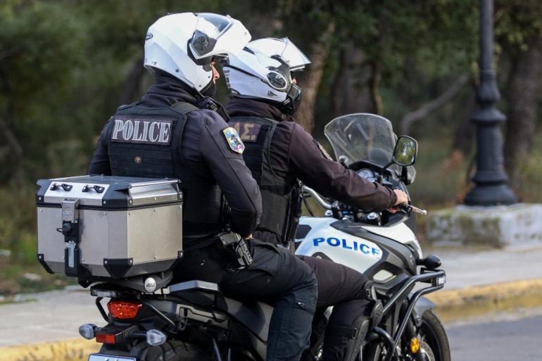 Συλλήψεις οπαδών ξένης ποδοσφαιρικής ομάδας που τραυμάτισαν αστυνομικό: Στην κατοχή τους σιδερόβεργες και φωτοβολίδες
