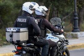 Συλλήψεις οπαδών ξένης ποδοσφαιρικής ομάδας που τραυμάτισαν αστυνομικό: Στην κατοχή τους σιδερόβεργες και φωτοβολίδες