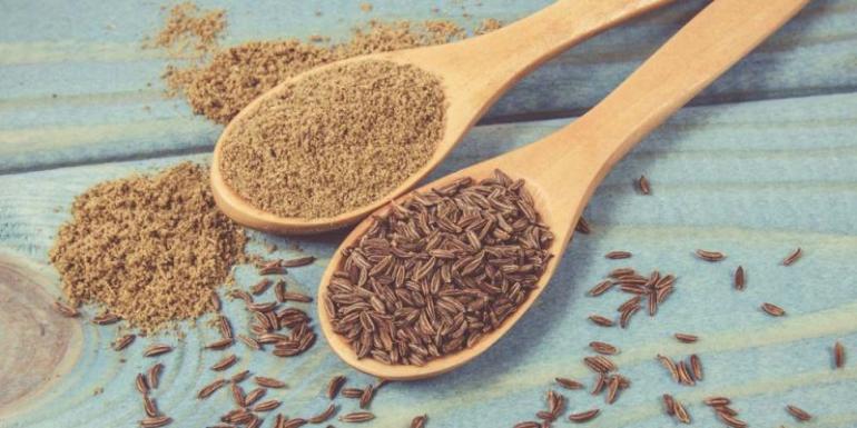 Το θεραπευτικό μπαχαρικό που αδυνατίζει και ρίχνει τη χοληστερόλη – 3 γρ. αρκούν