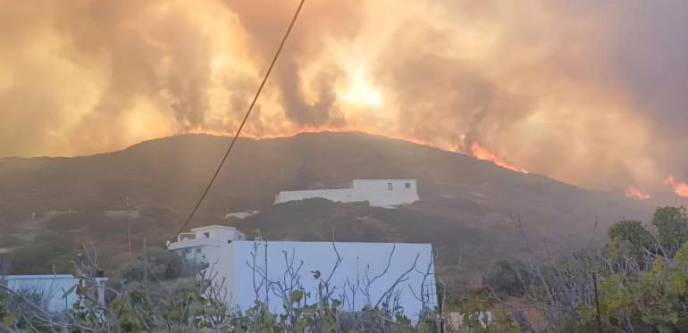 Σε εξέλιξη η φωτιά στους Φούρνους Ικαρίας - Δύσκολη νύχτα πέρασαν οι κάτοικοι