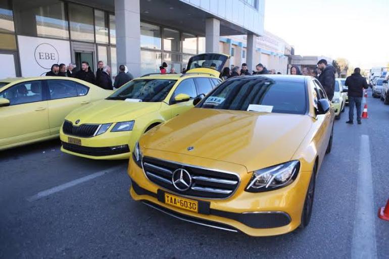 Ταξί: Αυξήσεις στις διαδρομές από και προς τα αεροδρόμια Θεσσαλονίκης και Αθήνας