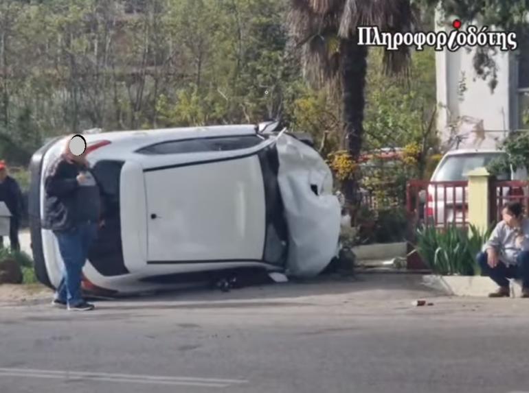 Βέροια: Αυτοκίνητο καρφώθηκε σε στάση λεωφορείου