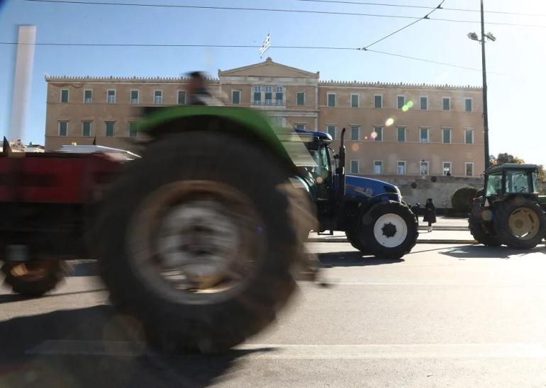 Αποχωρούν οι αγρότες από το Σύνταγμα - «Θα συνεχίσουμε τον αγώνα επιβίωσης»