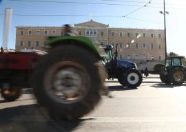 Αποχωρούν οι αγρότες από το Σύνταγμα - «Θα συνεχίσουμε τον αγώνα επιβίωσης»