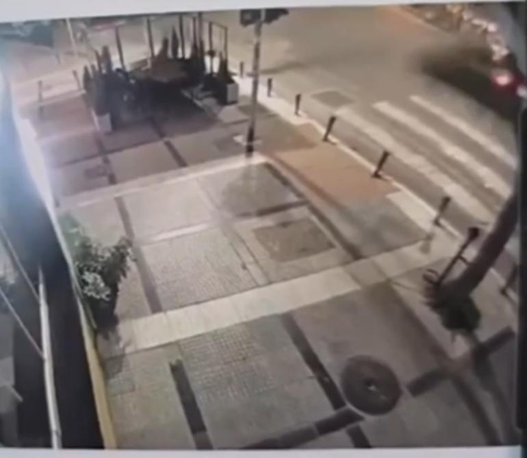 Θεσσαλονίκη: H στιγμή που μεθυσμένη οδηγός περνάει με «κόκκινο» και καρφώνεται σε φορτηγό (VIDEO)
