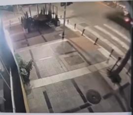 Θεσσαλονίκη: H στιγμή που μεθυσμένη οδηγός περνάει με «κόκκινο» και καρφώνεται σε φορτηγό (VIDEO)