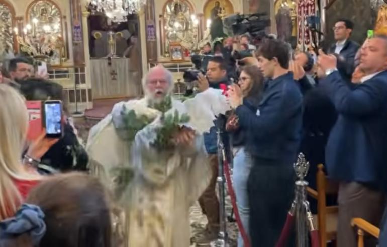 Ο ιερέας της Χίου που ξεχωρίζει με τον μοναδικό τρόπο μετάδοσης του μηνύματος της Ανάστασης