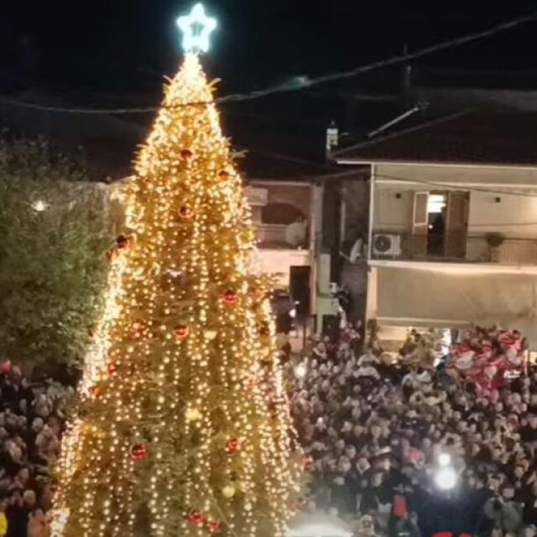 Χαλκιδική: Τα... γιορτινά του φορά από βδομάδα ο Ταξιάρχης - Φωταγωγείται το Χριστουγεννιάτικο δέντρο