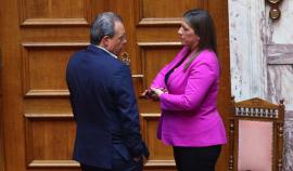 Αγιασμός της Βουλής από τον Αρχιεπίσκοπο Ιερώνυμο με πηγαδάκια και τετ α τετ βουλευτών μετά την παραίτηση Τσίπρα