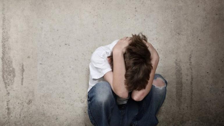 Λάρισα: Δύο μαθητές εξανάγκασαν ανήλικο σε γενετήσια πράξη για να «κάνουν πλάκα» – Διώκονται για βιασμό, συνελήφθη ήδη ο ένας