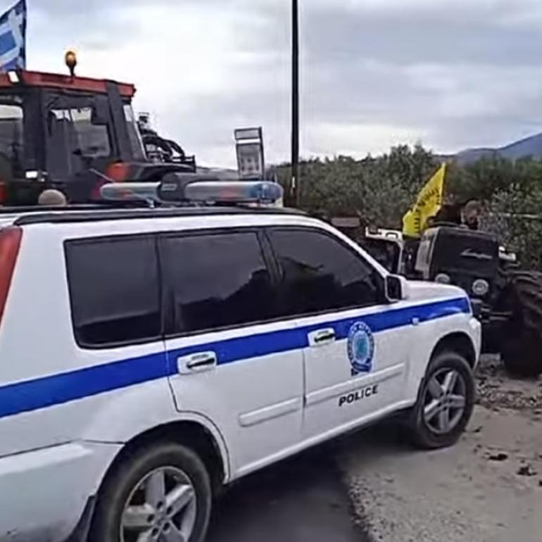 Εντείνουν τα μπλόκα οι αγρότες – Έκλεισαν και τα 2 ρεύματα στην Αθηνών-Λαμίας στο ύψος της Ανθήλης