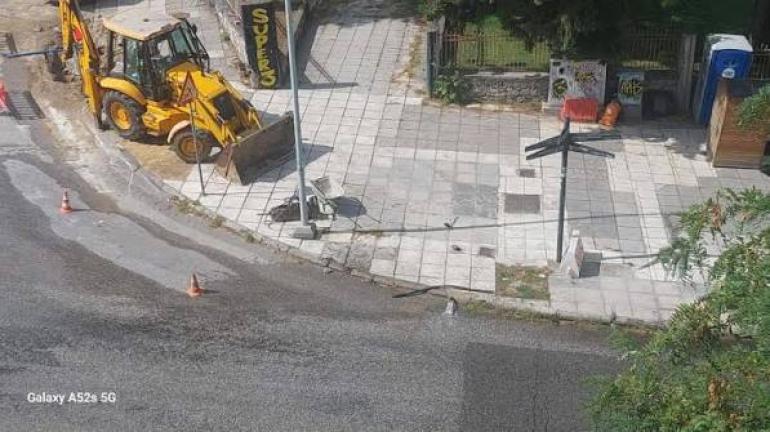 Θεσσαλονίκη: Διαρροή από βάνα της ΕΥΑΘ μπροστά στη Νέα Ελβετία - Γέμισε νερό ο δρόμος