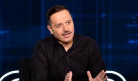Αλέξανδρος Τσουβέλας: «Ήταν οχετός και το θεωρώ άδικο, η σύντροφός μου τα πήρε στο κρανίο, τι μαλ… γράφουν»