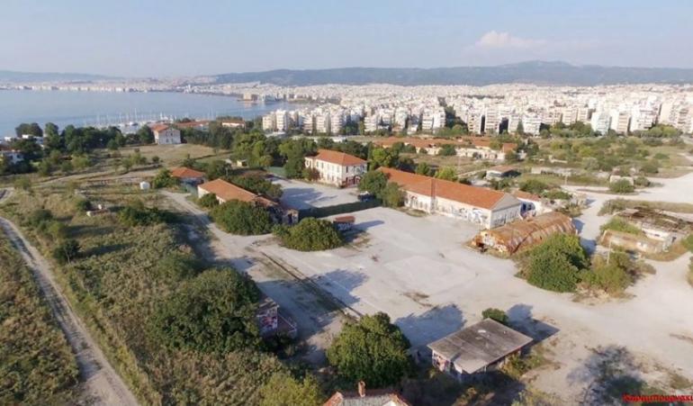 Θεσσαλονίκη: 16χρονοι μπήκαν με βαριοπούλες στο στρατόπεδο Κόδρα και προκάλεσαν φθορές σε κτήρια