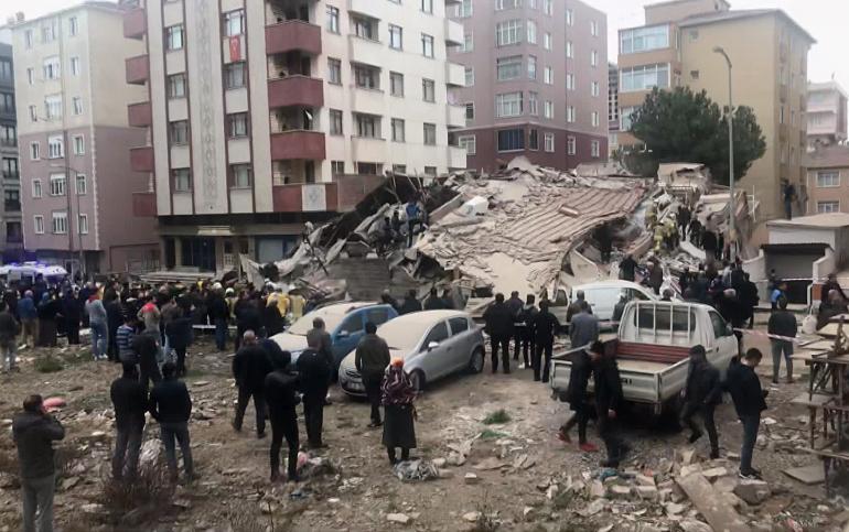 Κωνσταντινούπολη: Δύο νεκροί και δύο αγνοούμενοι από την κατάρρευση κτιρίου – Δείτε βίντεο