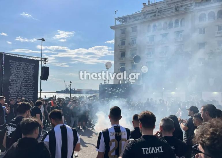 Θεσσαλονίκη: Οπαδοί του ΠΑΟΚ μετέτρεψαν σε Τούμπα την πλατεία Αριστοτέλους (ΒΙΝΤΕΟ)